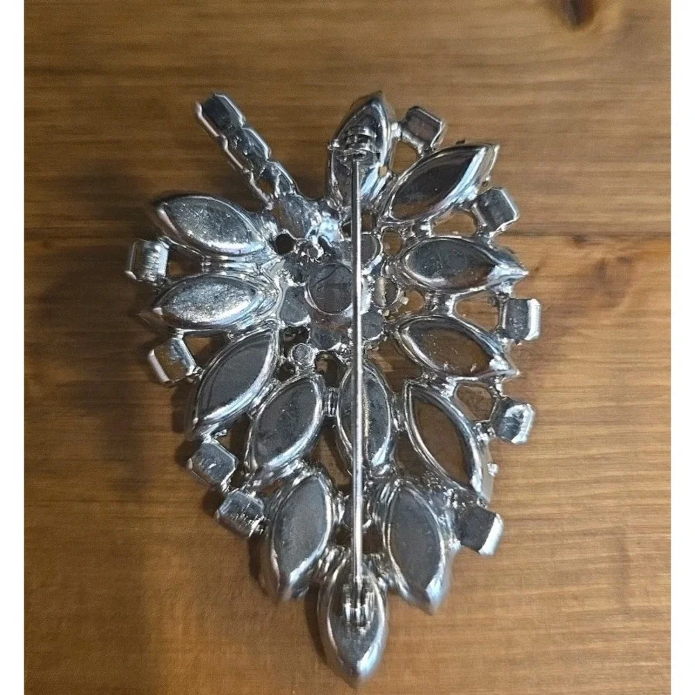 Beautiful Vintage Clear Rhinestone Silver Pin Brooch W/Black‎ Accents